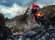 开云棋牌入口-橙色铁壁与红色闪电，当足球的战术哲学驶入F1赛道